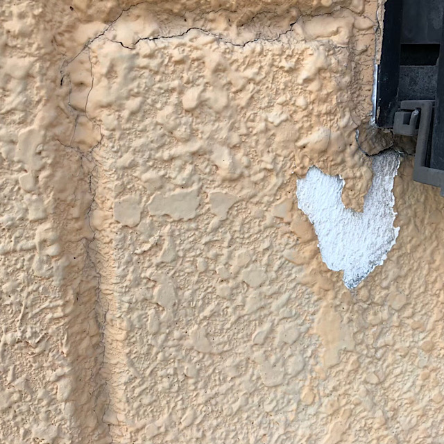 外壁の塗膜の捲れはなぜ起こるのか