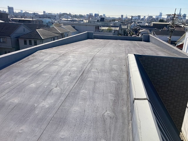 広い陸屋根の全景