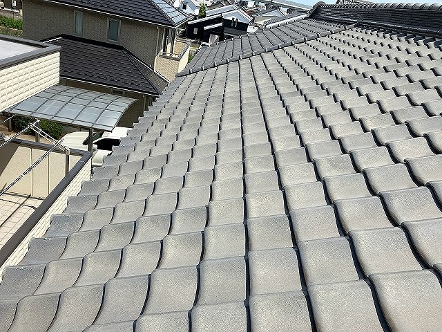 広い屋根面の瓦の状態