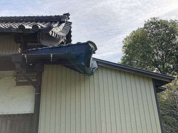 下屋と本屋根の接合部
