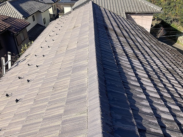 色あせた瓦屋根全体