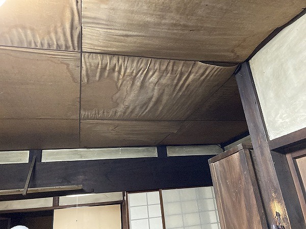 雨染みのある室内天井