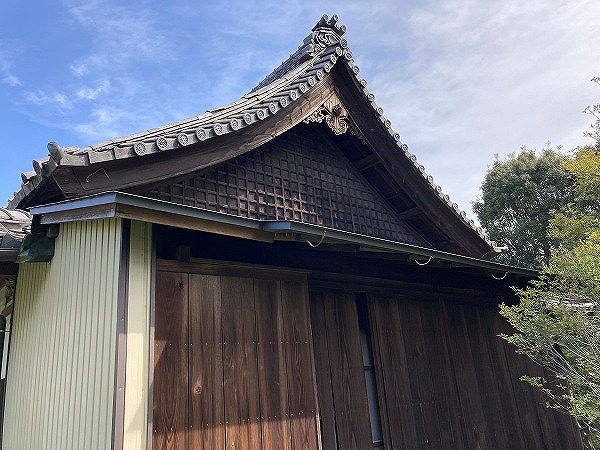 寺院の瓦屋根正面