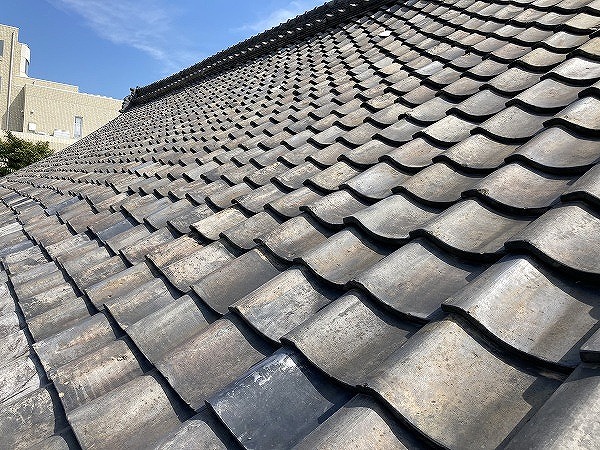 広い瓦屋根の状態