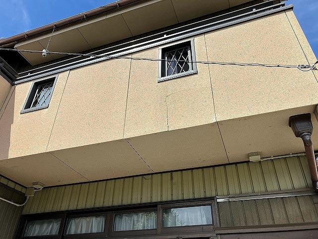 本巣市で庭先に落ちた漆喰をきっかけに調査、瓦屋根の漆喰剥がれと雨樋の劣化を確認