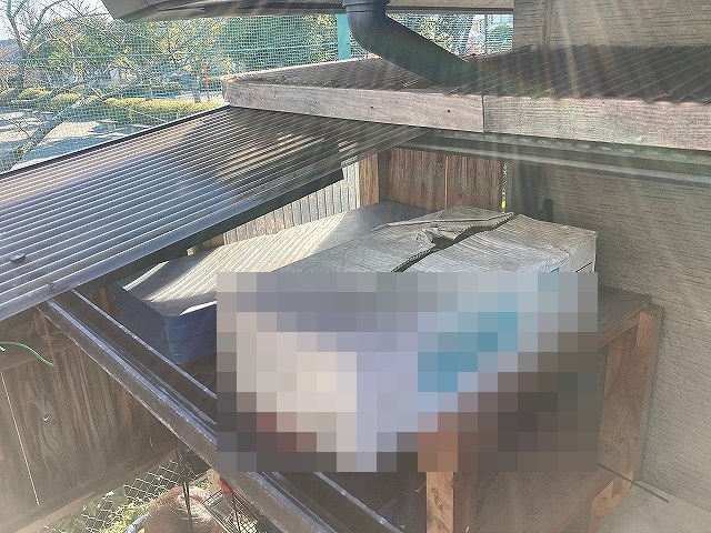 荷物上部の波板屋根