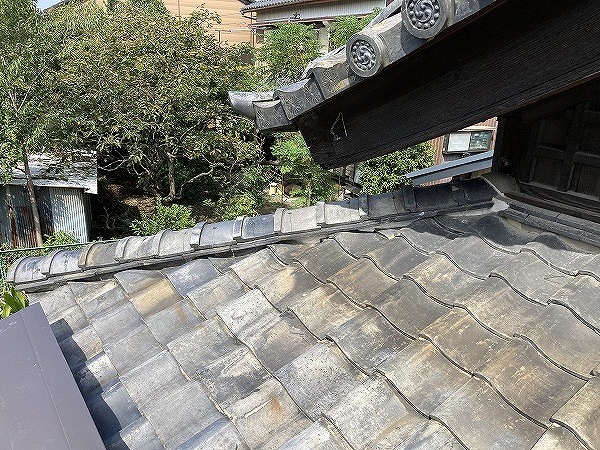 軒先近くの瓦屋根