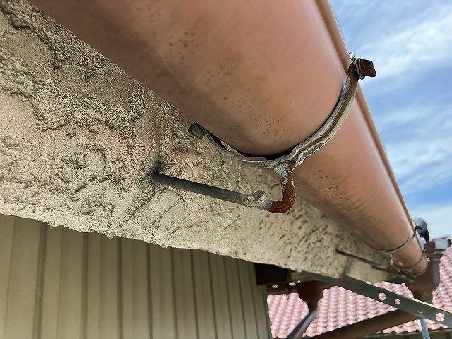 変形した雨樋金具