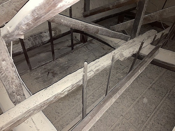 小屋根裏の梁まわり