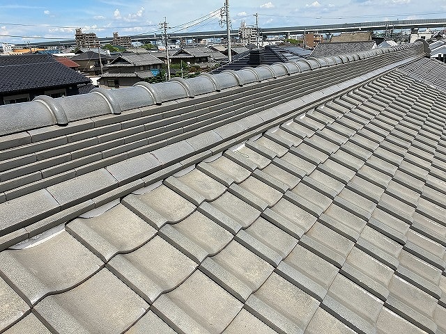 長い棟と瓦屋根の様子