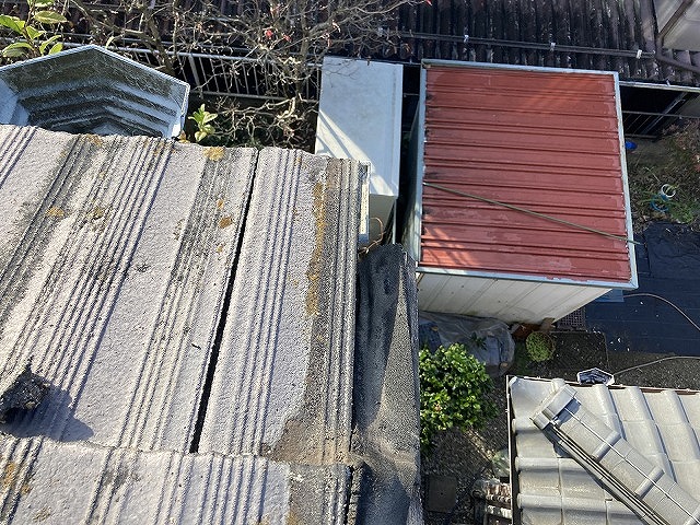 色あせたセメント瓦屋根