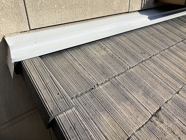 壁際板金と屋根材