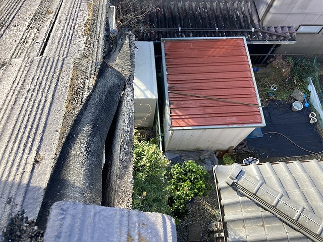 瓦が外れ防水紙が露出