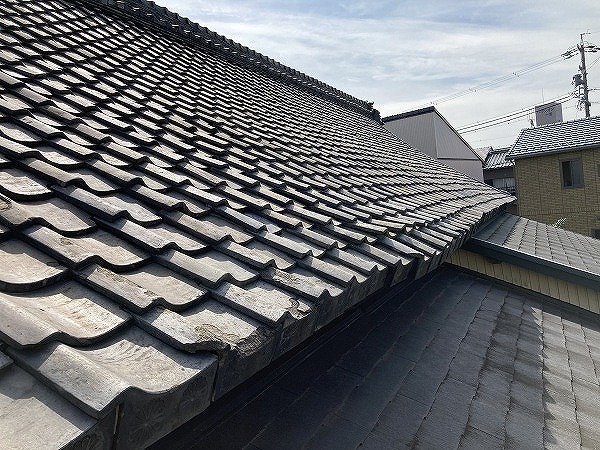 斜めから見た瓦屋根