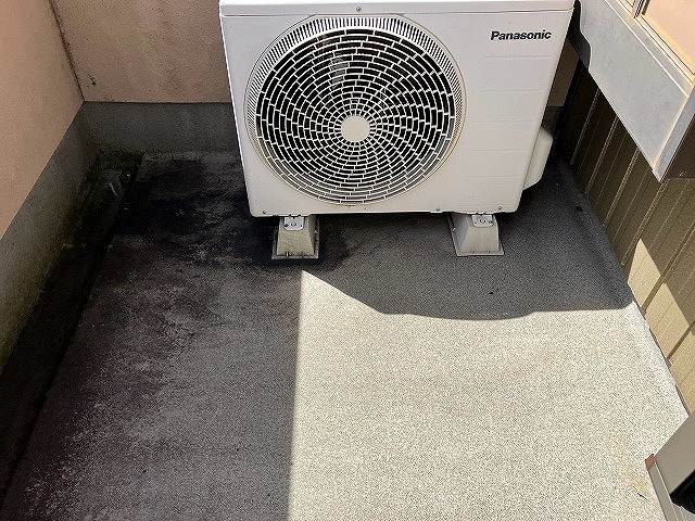 室外機足元の汚れ