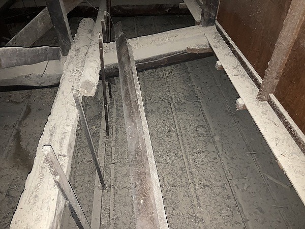 小屋根裏の床面状況