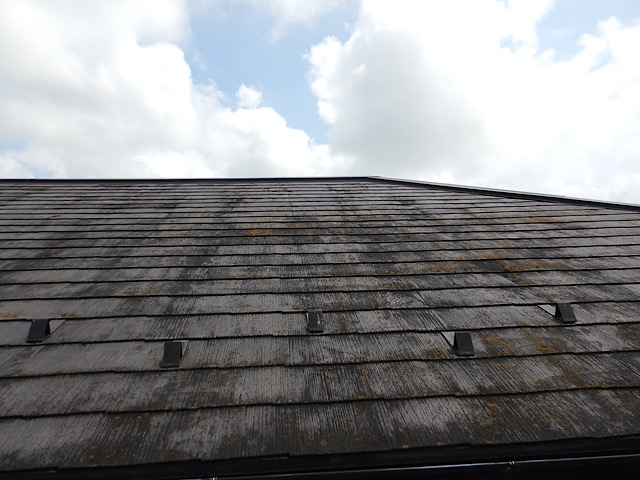 大垣市で年数が経ったスレート屋根をカバー工法のための現場調査しました