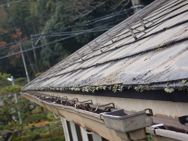 岐阜市の皆様スレート屋根の劣化が酷いのでカバー工法で施工するとどうなるでしようか？