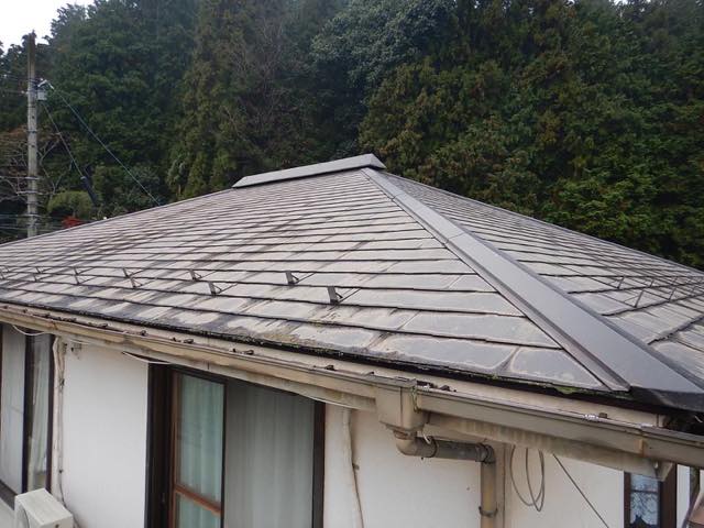 揖斐郡池田町でスレート屋根の塗膜が劣化し防水機能が低下している家
