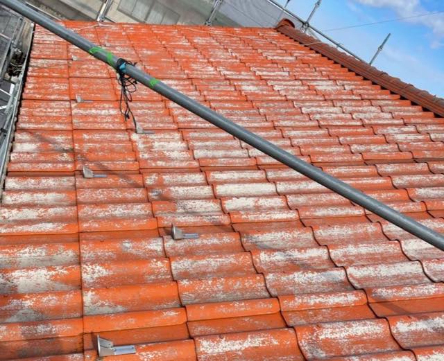 笠松町で瓦屋根のコケの発生や塗装が剥げてきた現場の屋根塗装工事 岐阜市の外壁塗装や屋根塗装 防水工事は街の外壁塗装やさん岐阜店