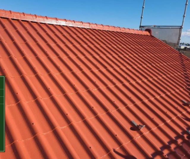 笠松町で瓦屋根のコケの発生や塗装が剥げてきた現場の屋根塗装工事 岐阜市の外壁塗装や屋根塗装 防水工事は街の外壁塗装やさん岐阜店