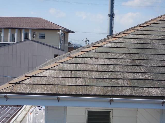 色がはげたスレート屋根