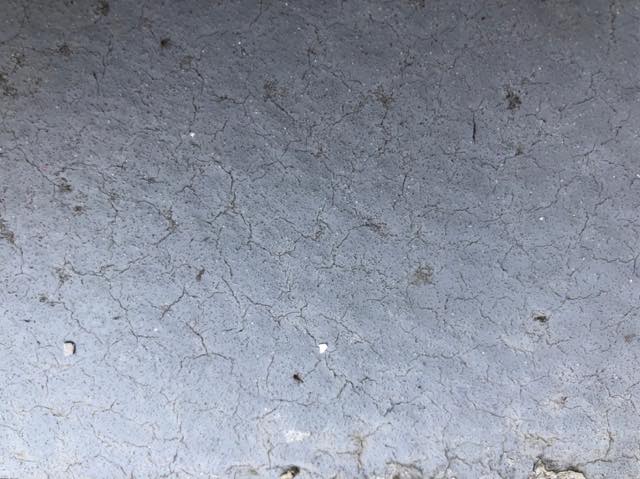 ベランダ床に出来た細かいヒビ